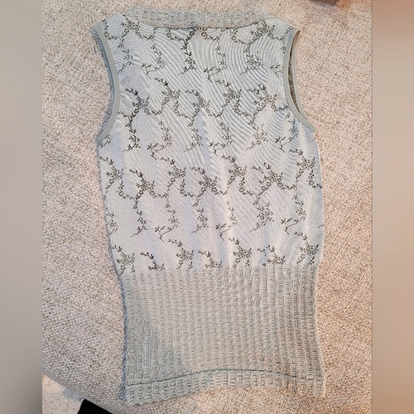 Sleeveless top - Picture 2 of 6